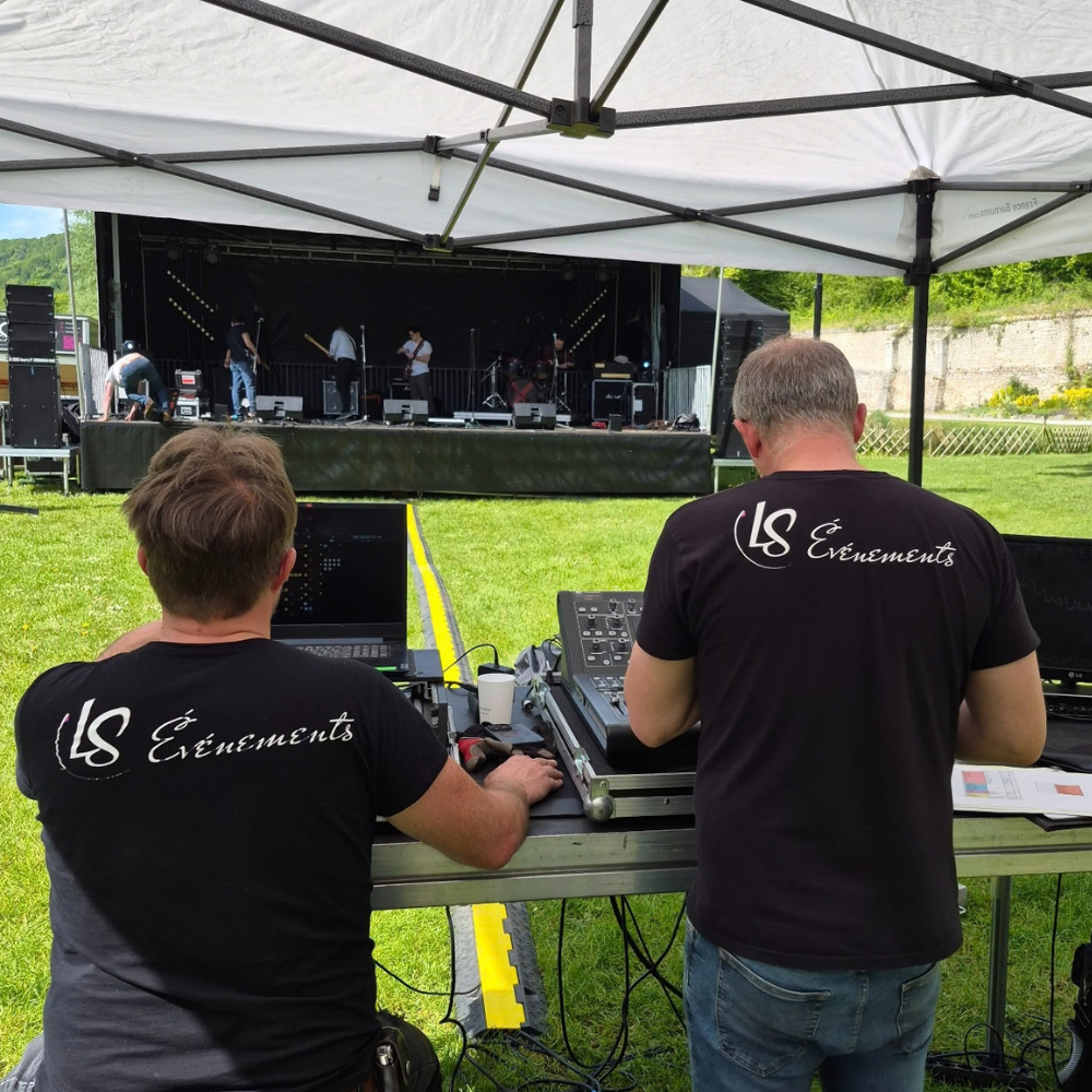 Techniciens audiovisuels réalisant l'installation d'un système de sonorisation événementielle