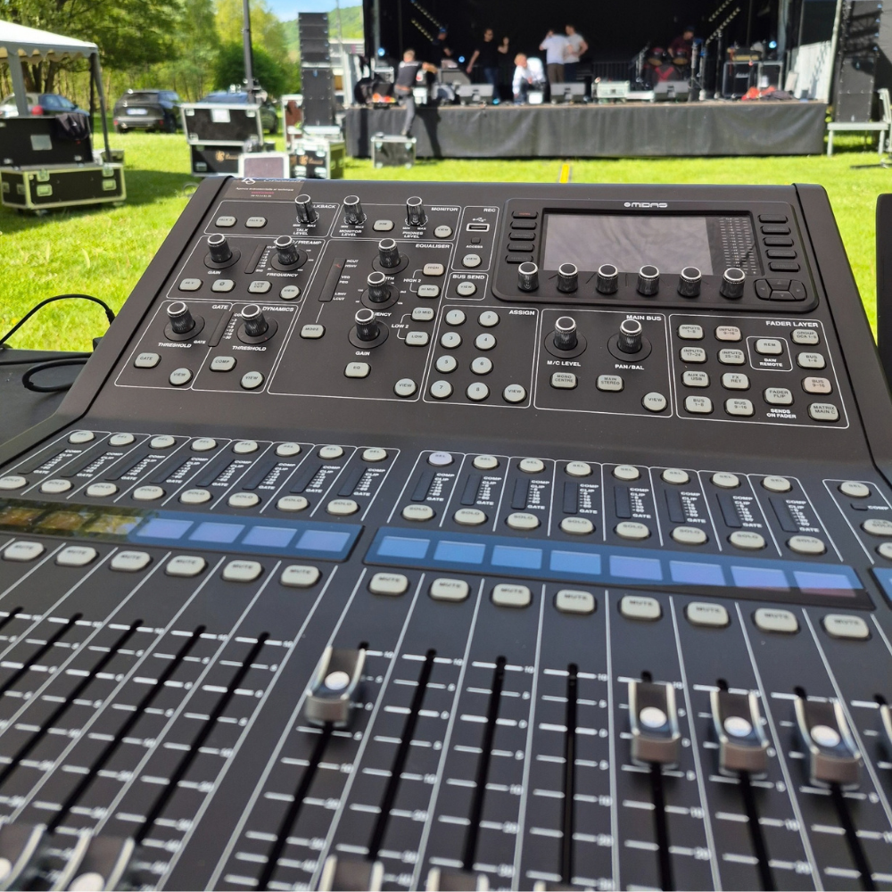 Régie son professionnelle avec console de mixage numérique Midas pour événementiel